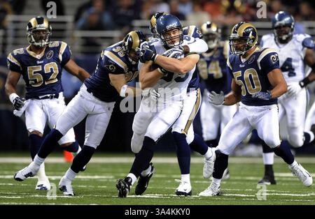 14. Dezember 2008: Seattle Seahawks Tight End John Carlson nimmt einen Hit von Todd Johnson, Left und Oshiomogho Atogwe auf einem Empfang in der ersten Halbzeit im Edward Jones Dome in St. Louis, Missouri, am Sonntag, den 14. Dezember 2008 auf. Die Seahawks gewannen mit 23:20. (Rod Mar/Seattle Times/MCT) (Kreditbild: © Rod Mar/MCT/ZUMAPRESS.com) Stockfoto