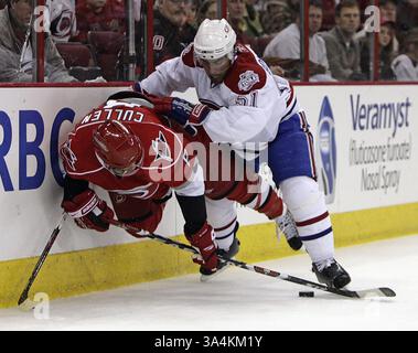 16. Dezember 2008: Matt Cullen (8) der Carolina Hurricanes und Francis Bouillon (51) der Montreal Canadiens kämpfen um den Puck während der ersten Aktion im RBC Center in Raleigh, North Carolina, Dienstag, 16. Dezember 2008. (Chris Seward/Raleigh News & Observer/MCT) (Kreditbild: © Chris Seward/MCT/ZUMAPRESS.com) Stockfoto