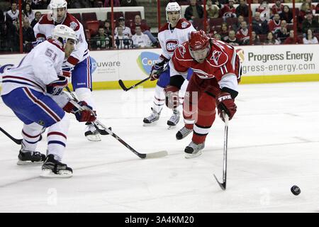 16. Dezember 2008: Justin Williams (11) der Carolina Hurricanes kämpfte am Dienstag, 16. Dezember 2008 im RBC Center in Raleigh, North Carolina, gegen Francis Bouillon (51) um den Puck. (Chris Seward/Raleigh News & Observer/MCT) (Kreditbild: © Chris Seward/MCT/ZUMAPRESS.com) Stockfoto