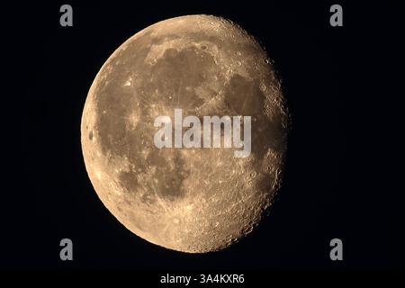 Der Mond leuchtet hell am Nachthimmel über München, März 2025 Deutschland, München, März 2025, der abnehmende Mond leuchtet hell am Nachthimmel über München, bald ist Frühlingsanfang, gute Sicht, die Mondkrater sind bestens zu erkennen, Frühling, *** der Mond scheint hell am Nachthimmel über München, März 2025 Deutschland, München, März 2025, der abnehmende Mond scheint hell am Nachthimmel über München, bald wird es der Frühling sein, gute Sicht, der Mondkrater sind deutlich sichtbar, der Frühling, der Mondkrater ist Stockfoto