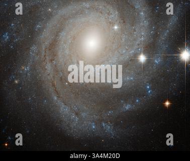 15. Oktober 2012 - NGC 3344 ist eine glorreiche Spiralgalaxie, die etwa halb so groß ist wie die Milchstraße, die 25 Millionen Lichtjahre entfernt liegt. Wir haben das Glück, NGC 3344 direkt vor Ort zu sehen, was uns erlaubt, seine Struktur im Detail zu studieren. Die Galaxie hat einen äußeren Ring, der sich um einen inneren Ring dreht, mit einer dezenten Stabstruktur in der Mitte. Die zentralen Regionen der Galaxie sind überwiegend von jungen Sternen besiedelt, wobei die galaktischen Ränder auch Bereiche aktiver Sternentstehung aufweisen. Zentrale Stäbe sind in etwa zwei Dritteln der Spiralgalaxien zu finden. NGC 3344s ist hier deutlich sichtbar, obwohl ich es bin Stockfoto