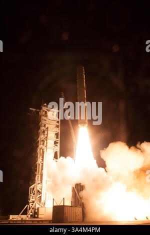 6. September 2013 - LADEE startet von NASA Wallops. 09/06/2013 20:00 Uhr EDT. Eine Minotaur-V-Rakete mit NASA Lunar Atmosphere and Dust Environment Explorer (LADEE) startet am Freitag, 6. September 2013 in der Wallops Flight Facility der NASA in Virginia. LADEE ist eine Robotermission, die den Mond umkreisen soll und beispiellose Informationen über die Umgebung des Mondes liefert und Wissenschaftlern ein besseres Verständnis für andere Planetenkörper in unserem Sonnensystem und darüber hinaus ermöglicht. (Kreditbild: © NASA/ZUMA Wire) Stockfoto
