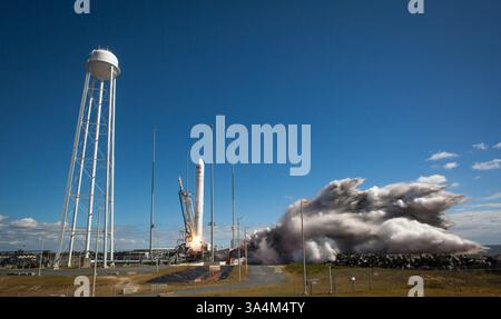 18. September 2013 - die Antares-Rakete der Orbital Sciences Corporation, mit dem Cargo-Raumschiff Cygnus an Bord, die Orbital Sciences Corp startete am 18. September 2013 den ersten Flug ihres unbemannten Cygnus-Frachtschiffs zur Internationalen Raumstation. am Mittwochmorgen startete Eine Rakete der Orbital Sciences Corporation erfolgreich mit dem zweiten privaten Frachtschiff, das jemals auf einer Versorgungsmission zur Internationalen Raumstation (ISS) war... die unbemannte Antares-Rakete wurde von der NASA-Insel abgefeuert Stockfoto