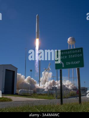 18. September 2013 - die Antares-Rakete der Orbital Sciences Corporation, mit dem Cargo-Raumschiff Cygnus an Bord, die Orbital Sciences Corp startete am 18. September 2013 den ersten Flug ihres unbemannten Cygnus-Frachtschiffs zur Internationalen Raumstation. am Mittwochmorgen startete Eine Rakete der Orbital Sciences Corporation erfolgreich mit dem zweiten privaten Frachtschiff, das jemals auf einer Versorgungsmission zur Internationalen Raumstation (ISS) war... die unbemannte Antares-Rakete wurde von der NASA-Insel abgefeuert Stockfoto