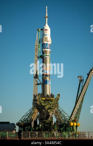 5. November 2013 - die Sojus TMA-11M-Rakete, verziert mit dem Logo des Olympischen Organisationskomitees Sotschi und anderen verwandten Kunstwerken...Sojus TMA-11M-Rakete, die auf Expedition 38, Baikonur Cosmodrome, Kasachstan, 5. November 2013, vorbereitet wird am Dienstag, 5. November 2013 auf dem Spielplatz in Baikonstan zum Start gebracht. Der Start der Sojus-Rakete ist für den 7. November geplant und wird den Sojus-Kommandeur der Expedition 38 Michail Tyurin von Roscosmos fliegen lassen Stockfoto