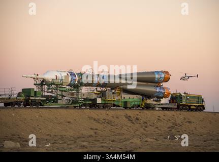 5. November 2013 - die Sojus-TMA-11M-Rakete, die auf der Expedition 38, Baikonur Cosmodrome, Kasachstan, gestartet werden soll - 05. November 2013. Die Sojus-TMA-11M-Rakete, die mit dem Logo des Olympischen Organisationskomitees von Sotschi und anderen verwandten Kunstwerken geschmückt ist, wird am Dienstag, 5. November 2013 im Kasachstan Kosmodrom zum Startplatz gerollt. Der Start der Sojus-Rakete ist für den 7. November geplant und wird die Expedition 38 Sojus-Kommandeur Mikhail Tyurin von Roscosmos, Flugingenieur Rick Mastracchio von der NASA und Flugingenieur Koichi Wakata von der Japan Aerospace E schicken Stockfoto