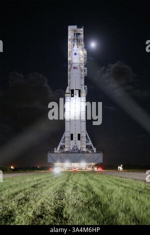 24. Juni 2014 - Artist Concept: Space Launch System Rollout to Launchpad. Dieses Künstlerkonzept zeigt das NASAs Space Launch System (SLS), das nachts zu einem Startplatz im Kennedy Space Center rollt. SLS wird die leistungsstärkste Rakete der Geschichte sein, und das flexible, entwickelbare Design dieses fortschrittlichen Schwerlast-Trägerfahrzeugs wird eine Vielzahl von Anforderungen an Besatzung und Frachtmission erfüllen... Zusätzlich zum Transport des Orion Mehrzweck-Besatzungsfahrzeugs wird SLS wichtige Fracht, Ausrüstung und wissenschaftliche Experimente in die Tiefen des Weltraums transportieren und der Nation eine sichere, erschwingliche und nachhaltige Möglichkeit bieten, unsere zu erweitern Stockfoto