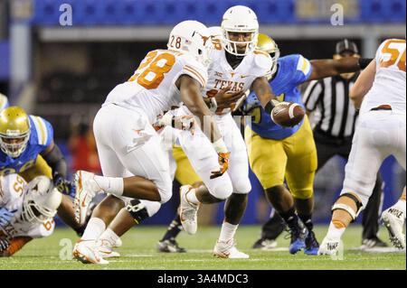 13. September 2014 - Arlington, TX, Vereinigte Staaten von Amerika - Quarterback der University of Texas Tyrone Swoopes (18) will den Ball an Running Back Malcolm Brown (28) übergeben, als die Longhorns am Samstag, den 13. September 2014 die UCLA Bruins in einem NCAA-Fußballspiel im AT&T Stadium in Arlington, Texas spielten. (Kreditbild: © Michael Prengler/Cal Sport Media/ZUMAPRESS.com) Stockfoto