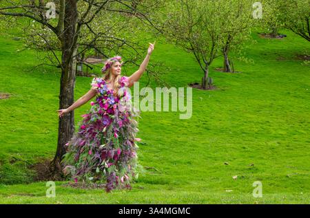 Model Lucy Kent aus Kingston upon Thames posiert als die Göttin der Frühlingsflora in einem Kleid, das von Andrea Botticelli inspiriert wurde, am Pressetag auf der Harrogate Spring Flower Show. Stockfoto