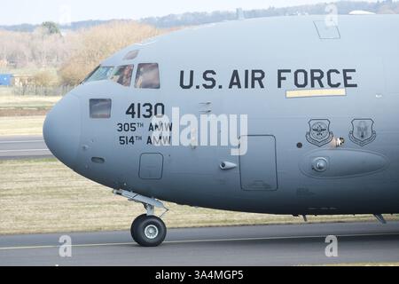 USAF Boeing C-17 Globemaster III Transportflugzeuge der 305 AMW McGuire AFB USA wurden im März 2025 auf dem Flughafen Prestwick in Schottland besteuert Stockfoto
