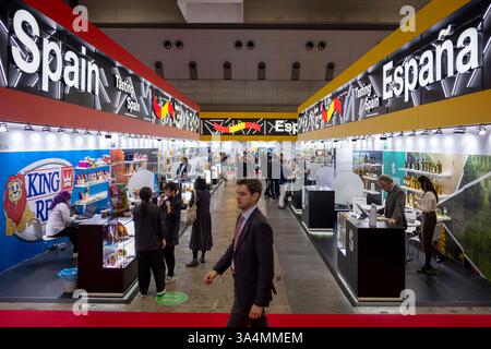 Spanischer Ausstellungspavillon bei FoodEx, Japan. , . Die 50. Ausgabe wurde vom März 11-14 im Tokyo Big Sight als Asiens wichtigste internationale Messe für Lebensmittel und Getränke gefeiert. Mit über 3.000 Ausstellern aus 60 Ländern und 76.000 Besuchern präsentierte sie eine große Auswahl an globalen und lokalen Lebensmitteln und förderte so Geschäftsmöglichkeiten in Japan und Asien. Quelle: SOPA Images Limited/Alamy Live News Stockfoto