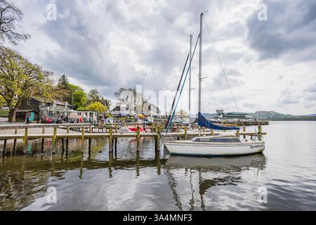 Jettys und Landesteg am Waterhead. Stockfoto