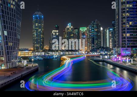 Lichtspuren von vorbeifahrenden dauen das Bild von Dubai als Stadt der Zukunft in der Dubai Marina. Stockfoto