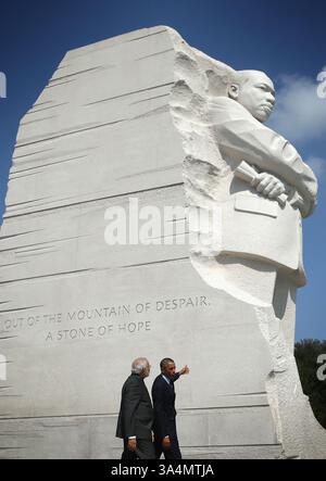 30. September 2014 - Washington, District of Columbia, Vereinigte Staaten von Amerika - US-Präsident Barack Obama (R) besucht das Martin Luther King Memorial mit Premierminister Narendra Modi von Indien (L) nach einem Oval Office-Treffen im Weißen Haus am Dienstag, 30. September 2014 in Washington, DC. Die beiden Staats- und Regierungschefs trafen sich, um über die strategische Partnerschaft zwischen den USA und Indien und Fragen des gegenseitigen Interesses zu diskutieren. . Foto: Alex Wong/Pool über CNP (Foto: © Alex Wong/CNP/ZUMAPRESS.com) Stockfoto