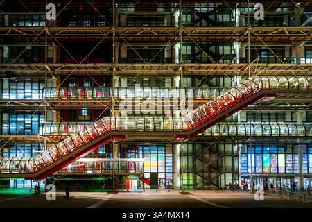 Exterior of Centre Pompidou (or Beaubourg) building at night, inside-out colorful modern architecture by Renzo Piano and Richard Rogers in Paris Franc Stockfoto