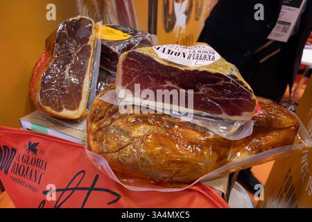 Gepackter spanischer Schinken (Jamón) im spanischen Ausstellungspavillon auf der FoodEx Japan 2025 in Tokyo Big Sight. Die FoodEx Japan 2025, die vom März 11-14 im Tokyo Big Sight stattfand, feierte ihre 50. Ausgabe als Asiens wichtigste internationale Lebensmittel- und Getränkemesse. Mit mehr als 3.000 Ausstellern aus über 60 Ländern und 76.000 Besuchern präsentierte sie eine große Auswahl an globalen und lokalen Lebensmitteln und förderte so Geschäftsmöglichkeiten in Japan und Asien. (Foto: Stanislav Kogiku / SOPA Images/SIPA USA) Stockfoto