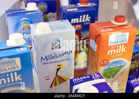 Milchprodukte im polnischen Ausstellungspavillon auf der FoodEx Japan 2025 in Tokyo Big Sight. Die FoodEx Japan 2025, die vom März 11-14 im Tokyo Big Sight stattfand, feierte ihre 50. Ausgabe als Asiens wichtigste internationale Lebensmittel- und Getränkemesse. Mit mehr als 3.000 Ausstellern aus über 60 Ländern und 76.000 Besuchern präsentierte sie eine große Auswahl an globalen und lokalen Lebensmitteln und förderte so Geschäftsmöglichkeiten in Japan und Asien. (Foto: Stanislav Kogiku / SOPA Images/SIPA USA) Stockfoto