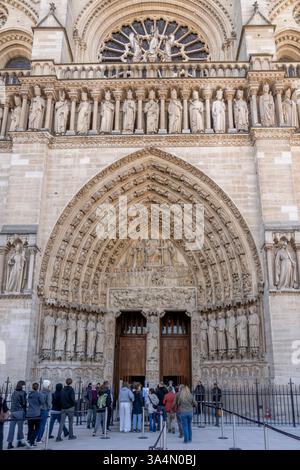 Paris, Frankreich - 03 18 2025: Notre Dame de Paris. Sehen Sie Details der Fassade der Kathedrale Notre-Dame Stockfoto