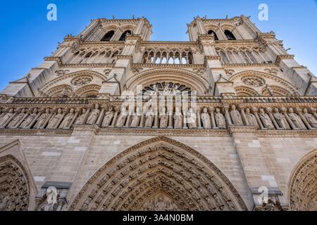 Paris, Frankreich - 03 18 2025: Notre Dame de Paris. Sehen Sie Details der Fassade der Kathedrale Notre-Dame Stockfoto