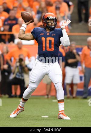 3. Oktober 2014: Syracuse Orange Quarterback Terrel Hunt (10) übergibt den Ball während eines NCAA Football-Spiels zwischen den Louisville Cardinals und den Syracuse Orange im Carrier Dome in Syracuse, New York. Louisville gewann das Spiel mit 28:6. Rich Barnes/CSM(Bild: © Rich Barnes/Cal Sport Media/ZUMAPRESS.com) Stockfoto