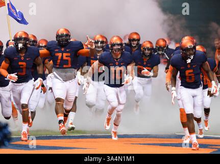 3. Oktober 2014: Syracuse Orange Spieler erobern das Feld vor dem Start eines NCAA Football-Spiels zwischen den Louisville Cardinals und den Syracuse Orange im Carrier Dome in Syracuse, New York. Louisville gewann das Spiel mit 28:6. Rich Barnes/CSM(Bild: © Rich Barnes/Cal Sport Media/ZUMAPRESS.com) Stockfoto