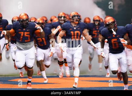 3. Oktober 2014: Syracuse Orange Spieler erobern das Feld vor dem Start eines NCAA Football-Spiels zwischen den Louisville Cardinals und den Syracuse Orange im Carrier Dome in Syracuse, New York. Louisville gewann das Spiel mit 28:6. Rich Barnes/CSM(Bild: © Rich Barnes/Cal Sport Media/ZUMAPRESS.com) Stockfoto