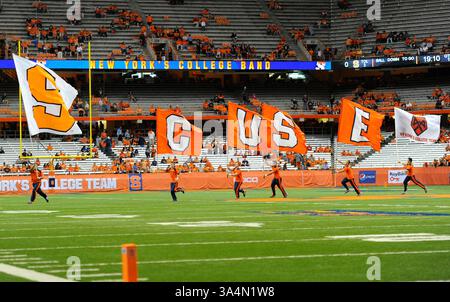 3. Oktober 2014: Syracuse Orange Cheerleader treten vor einem NCAA Football Spiel zwischen den Louisville Cardinals und den Syracuse Orange im Carrier Dome in Syracuse, New York auf. Louisville gewann das Spiel mit 28:6. Rich Barnes/CSM(Bild: © Rich Barnes/Cal Sport Media/ZUMAPRESS.com) Stockfoto