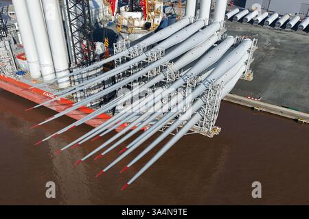 Windpegelschiff dockte an Siemens Gamesa an, einer Windturbinenfabrik am Nordufer des Flusses Humber. Kingston upon Hull Stockfoto