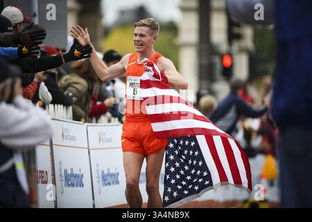 5. Oktober 2014 - Minneapolis, MN, USA - der Marathonsieger Tyler Pennel fuhr seine Siegerrunde, nachdem er am Sonntag, den 5. Oktober 2014, die Ziellinie des Medtronic Twin Cities Marathons 2014 in St. Paul, Minn. überquert hatte (Credit Image: © Renee Jones Schneider/MCT/ZUMA Wire) Stockfoto