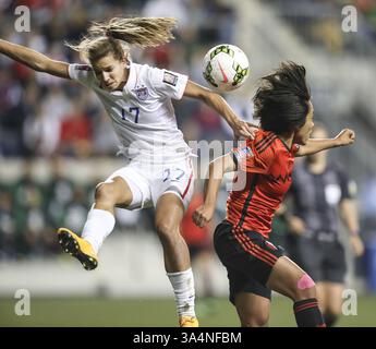 24. Oktober 2014 - Chester, PA, USA - die US-amerikanische Tobin Heath führt den Ball mit der Mexikanerin Liliana Mercado während der ersten Halbzeit des CONCACACAF-Halbfinals der Frauen im PPL Park in Chester, PA. Am Freitag, den 24. Oktober 2014. Die USA haben mit 3:0 gewonnen. (Foto: © Steven M. Falk/TNS/ZUMA Wire) Stockfoto