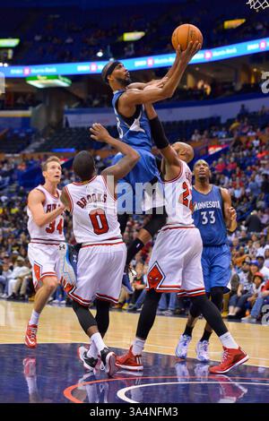 Oktober 2014 - St. Louis, Missouri, USA S - Minnesota Timberwolves Forward COREY BREWER (13) fährt durch die Verteidigung der Chicago Bulls Garde AARON BROOKS (0) und Chicago Bulls Forward TAJ GIBSON (22) während eines Vorsaisonspiels im Scottrade Center in St. Louis, MO. Dort werden die Chicago Bulls von den Minnesota Timberwolves mit 113:112 besiegt. (Bild: © Richard Ulreich/ZUMA Wire) Stockfoto