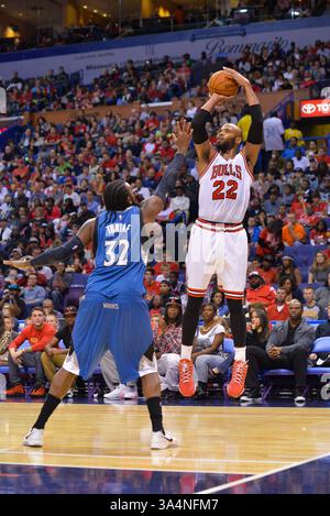 Oktober 2014 - St. Louis, Missouri, USA S - Chicago Bulls Stürmer TAJ GIBSON (22) macht einen Sprung über die Verteidigung des Minnesota Timberwolves Center RONNY TURIAF (32) während eines Vorsaisonspiels im Scottrade Center in St. Louis, MO. Dort werden die Chicago Bulls von den Minnesota Timberwolves mit 113:112 besiegt. (Bild: © Richard Ulreich/ZUMA Wire) Stockfoto