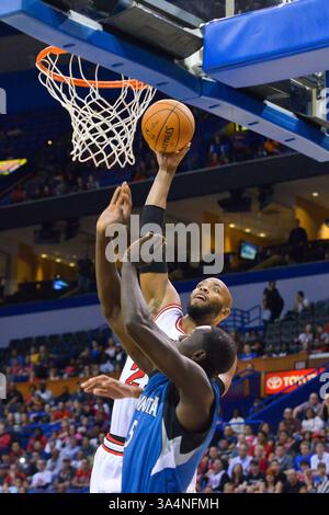 Oktober 2014 - St. Louis, Missouri, USA S – Chicago Bulls Forward TAJ GIBSON (22) geht nach oben und über Minnesota Timberwolves Center GORGUI DIENG (5) mit einem Flip-shot während eines Vorsaisonspiels im Scottrade Center in St. Louis, MO. Dort werden die Chicago Bulls von den Minnesota Timberwolves mit 113:112 besiegt. (Bild: © Richard Ulreich/ZUMA Wire) Stockfoto