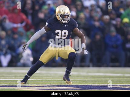 22. November 2014: Notre Dame Linebacker Jaylon Smith (38) während des NCAA Football-Spiels zwischen den Notre Dame Fighting Irish und den Louisville Cardinals im Notre Dame Stadium in South Bend, Indiana. Louisville besiegte Notre Dame 31-28. (Foto: © John Mersits/Cal Sport Media/ZUMAPRESS.com) Stockfoto