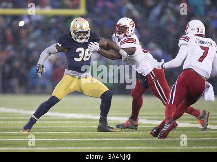 22. November 2014: Notre Dame Linebacker Jaylon Smith (38) während des NCAA Football-Spiels zwischen den Notre Dame Fighting Irish und den Louisville Cardinals im Notre Dame Stadium in South Bend, Indiana. Louisville besiegte Notre Dame 31-28. (Foto: © John Mersits/Cal Sport Media/ZUMAPRESS.com) Stockfoto