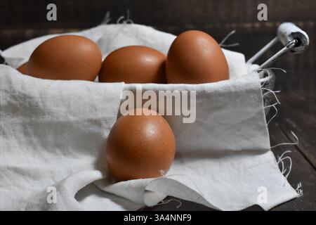 Braunen Eiern in einem Eierkarton Stockfoto