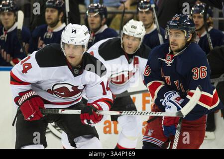 27. Dezember 2014: New Jersey Devils Center Adam Henrique (14), New Jersey Devils Right Wing Jaromir Jagr (68) und New York Rangers Right Wing Mats Zuccarello (36) sind im Spiel zwischen den New York Rangers und den New Jersey Devils im Madison Square Garden in Manhattan, New York, vertreten. Die New York Rangers besiegen die New Jersey Devils mit 3:1. Obligatorischer Kredit: Kostas Lymperopoulos/CSM (Kredit Bild: © Kostas Lymperopoulos/Cal Sport Media/ZUMAPRESS.com) Stockfoto