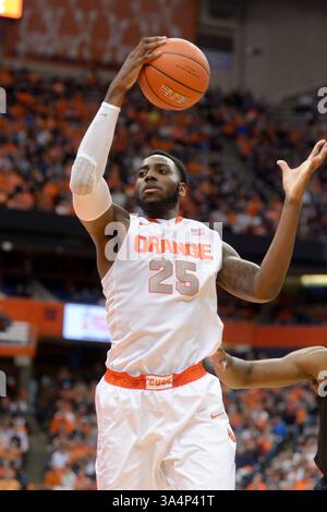 Dezember 2014 - Syracuse, New York, USA S - Syracuse Orange Stürmer RAKEEM CHRISTMAS (25) holt sich in der zweiten Halbzeit den Pass gegen die Verteidigung der Long Beach State 49ers im Carrier Dome in Syracuse, NY. Syracuse besiegte Long Beach State 85-67 mit 24 Punkten gegen Michael Gbinije und Rakeem Christmas. (Kreditbild: © Michael Johnson/ZUMA Wire) Stockfoto