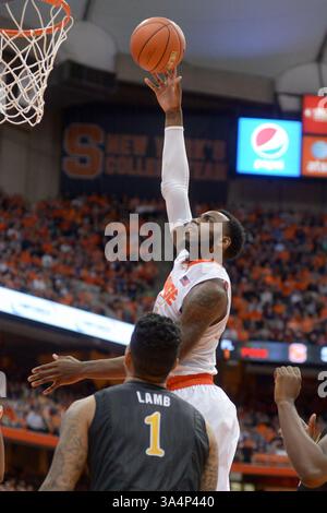 Dezember 2014 - Syracuse, New York, USA S - Syracuse Orange Stürmer RAKEEM CHRISTMAS (25) schießt in der zweiten Halbzeit den Hakenschuss gegen die Verteidigung der Long Beach State 49ers im Carrier Dome in Syracuse, NY. Syracuse besiegte Long Beach State 85-67 mit 24 Punkten gegen Michael Gbinije und Rakeem Christmas. (Kreditbild: © Michael Johnson/ZUMA Wire) Stockfoto