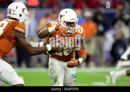 29. DEZEMBER 2014: Texas Longhorns Running Back Malcolm Brown (28) will die Übergabe von Texas Longhorns Quarterback Tyrone Swoopes (18) beim Advocare V100 Texas Bowl zwischen Texas und Arkansas vom NRG Stadium in Houston, Texas, Texas, TX, übernehmen. (Bild: © Erik Williams/Cal Sport Media/ZUMAPRESS.com) Stockfoto