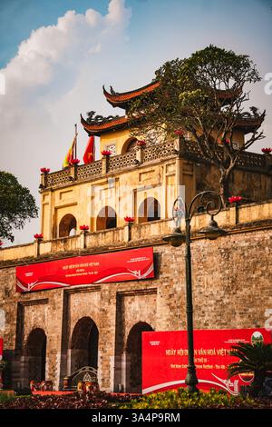 Die Fassade der kaiserlichen Zitadelle von Thang Long während eines Urlaubs in Hanoi, Vietnam. Stockfoto