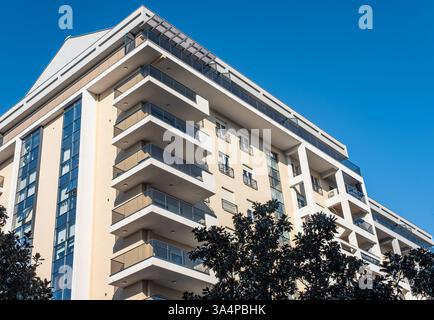 EU neue moderne Mehrfamilienhäuser. Immobilienentwicklung, Wohnungsmarkt. Neues Apartmenthaus Wohngebäude Außenkonzept. Straße und Stockfoto