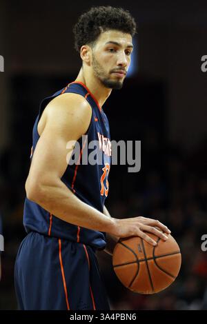 17. Januar 2015: Anthony Gill (13) der Virginia Cavaliers-Forward schießt Freiwürfe während der ersten Hälfte eines NCAA-Basketballspiels zwischen den Virginia Cavaliers und Boston College Eagles im Conte Forum in Chestnut Hill, Massachusetts. Virginia besiegte das Boston College von 66 bis 51. Anthony Nesmith/Cal Sport Media (Kreditbild: © Anthony Nesmith/Cal Sport Media/ZUMAPRESS.com) Stockfoto
