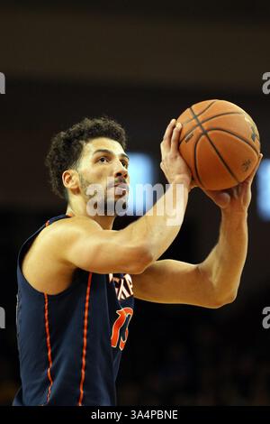 17. Januar 2015: Anthony Gill (13) der Virginia Cavaliers-Forward schießt Freiwürfe während der ersten Hälfte eines NCAA-Basketballspiels zwischen den Virginia Cavaliers und Boston College Eagles im Conte Forum in Chestnut Hill, Massachusetts. Virginia besiegte das Boston College von 66 bis 51. Anthony Nesmith/Cal Sport Media (Kreditbild: © Anthony Nesmith/Cal Sport Media/ZUMAPRESS.com) Stockfoto