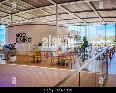 Innenräume des Mod Dining Cafés im Naala Badu, Nordgebäude der Art Gallery of NSW in Sydney, Australien. Stockfoto