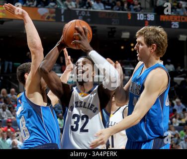 19. Januar 2015 - Memphis, TN, USA - Memphis Grizzlies' Jeff Green setzt sich am Montag durch die Verteidigung von Dwight Powell, links, und Dirk Nowitzki, rechts, Januar 2015, auf dem FedExForum in Memphis, Tenn. (Bild: © Nikki Boertman/TNS/ZUMA Wire) Stockfoto