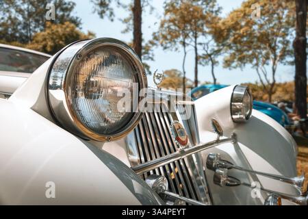 Frontalansicht eines klassischen Coupé-Fahrzeugs des Typs Mercury CMC aus dem Jahr 1988, das bei der monatlichen Oldtimerversammlung in Londrina, Brasilien, ausgestellt wird. Stockfoto