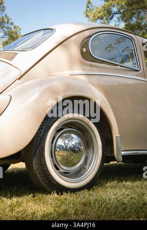 1970 Volkswagen Fusca Käfer 1300 auf Ausstellung beim monatlichen Treffen von Oldtimern in Londrina, Brasilien. Stockfoto