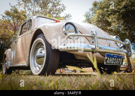 1970 Volkswagen Fusca Käfer 1300 auf Ausstellung beim monatlichen Treffen von Oldtimern in Londrina, Brasilien. Stockfoto