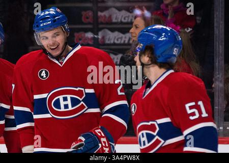 1. FEBRUAR 2015: Alex Galchenyuk #27 lacht, als er das Montreal Canadiens Center David Desharnais #51 während eines NHL-Spiels zwischen den Arizona Coyotes und den Montreal Canadiens im Bell Centre in Montreal, Quebec, Kanada ansieht. Die Arizona Coyotes besiegten die Montreal Canadiens mit 3:2. Philippe Bouchard/CSM(Bild: © Philippe Bouchard/Cal Sports Med/Cal Sport Media/ZUMAPRESS.com) Stockfoto